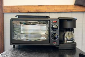 een broodrooster op een aanrecht bij Cozy Cabin3 Within Campground in Mifflinburg +15 foto's