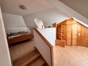 クレムス・アン・デア・ドナウにあるTop Lage Krems - 100m2 - 2 Schlafzimmer mit Garageの階段とベッドが備わる屋根裏部屋