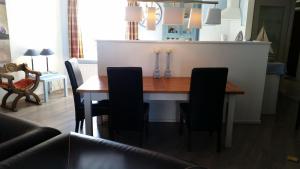 a dining room with a table and chairs at Atlantis Appartement in Egmond aan Zee