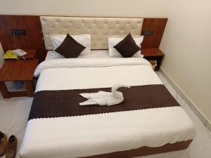 NarendranagarHotel Mount view的一间卧室配有一张带天鹅的床