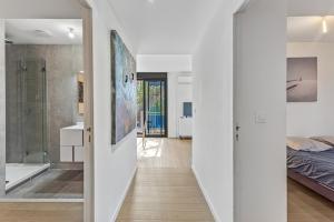 a hallway leading to a bedroom and a bathroom at Cassis, superbe appartement avec terrasse in Cassis +11 photos