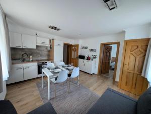 Kuchyň nebo kuchyňský kout v ubytování Haus im Hochtal
