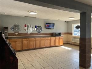 Televisyen dan/atau pusat hiburan di Studio 6 Suites Hurricane, WV