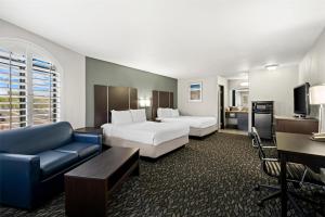 une chambre d'hôtel avec deux lits et un canapé dans l'établissement Best Western Desert Villa Inn, à Barstow 29 autres photos