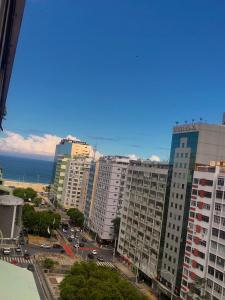 O vedere generală la mare sau o vedere la mare
luată din acest apartament