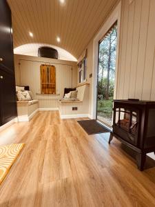 Fotografie z fotogalerie ubytování The Bodos Hut v destinaci Lintz Green