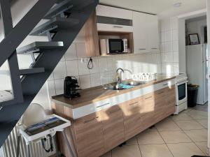 Kuchyňa alebo kuchynka v ubytovaní Marcell Apartman