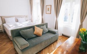 Postel nebo postele na pokoji v ubytování Central Riverside Apartments Meščanka
