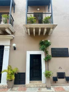 a building with a balcony with plants on it at Apartamento Benitez 301 by Zakher in Cartagena de Indias