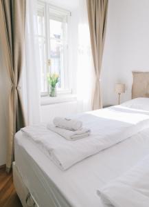 Postel nebo postele na pokoji v ubytování Central Riverside Apartments Meščanka + 37 fotografií