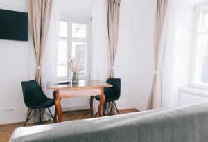 TV a/nebo společenská místnost v ubytování Central Riverside Apartments Meščanka