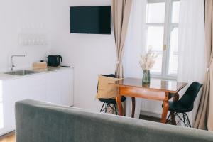 TV a/nebo společenská místnost v ubytování Central Riverside Apartments Meščanka