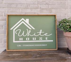 Certifikát, hodnocení, plakát nebo jiný dokument vystavený v ubytování White House