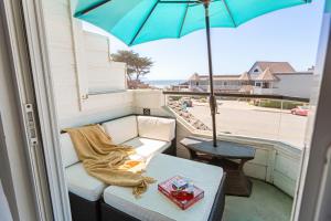 Balkón nebo terasa v ubytování 2 Cayucan Bungalows Steps to Beach Shared Lounge Sleeps 12