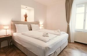 Postel nebo postele na pokoji v ubytování Central Riverside Apartments Meščanka
