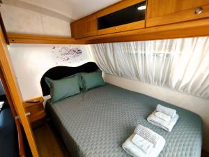 Postel nebo postele na pokoji v ubytování Ella's Camper