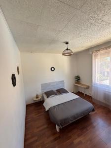 a bedroom with a bed and a ceiling at UNIQUE villa Zen et Détente avec piscine très bien placé proche du centre in Montpellier +9 photos