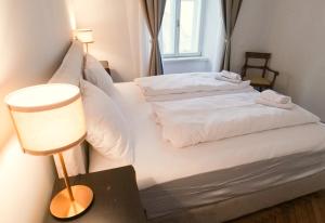 Postel nebo postele na pokoji v ubytování Central Riverside Apartments Meščanka