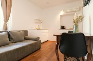 Posezení v ubytování Central Riverside Apartments Meščanka