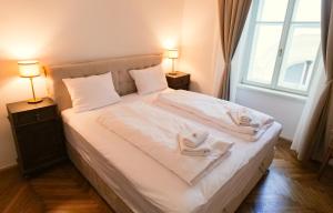 Postel nebo postele na pokoji v ubytování Central Riverside Apartments Meščanka