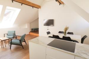 TV a/nebo společenská místnost v ubytování Central Riverside Apartments Meščanka