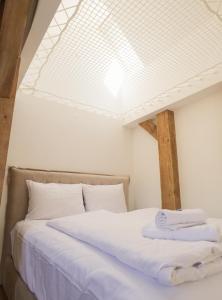 Postel nebo postele na pokoji v ubytování Central Riverside Apartments Meščanka
