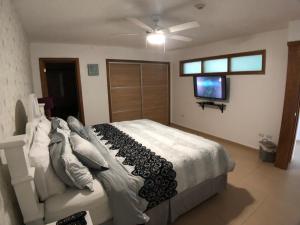 Postel nebo postele na pokoji v ubytování Juan Dolio Marbella 702 FAM