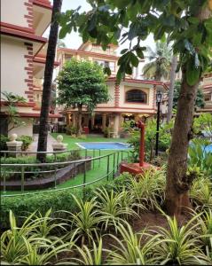 Zahrada ubytování Stylish Poolside 2BHK Near Candolim to Eat, Chill, Party Nearby