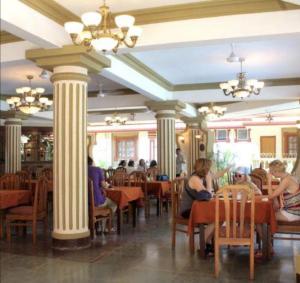 Ristorante o altro punto ristoro di Stylish Poolside 2BHK Near Candolim to Eat, Chill, Party Nearby