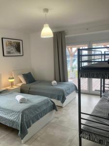 ein Schlafzimmer mit zwei Betten und einem Etagenbett in der Unterkunft Wake Villa in Brwinów