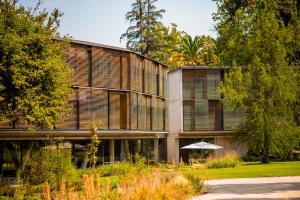 a building with an umbrella in front of it at Las Majadas Hotel & Centro de Reuniones in Pirque