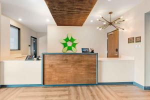 eine Lobby mit einer Rezeption und einer Decke in der Unterkunft Extended Stay America Premier Suites - Yuma in Yuma