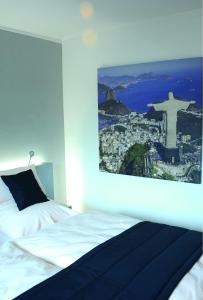 Uma cama ou camas num quarto em Amel Mitte Bed & Breakfast