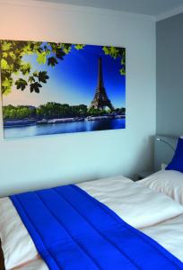 Uma cama ou camas num quarto em Amel Mitte Bed & Breakfast