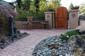 patio con panca e porta in legno di Seq Parks-House with Hot Tub Fire Pit Koi Pond Outdoor Kitchen a Visalia Altre 88 foto