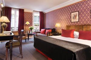 パリにあるHotel La Villa d'Estrées - Saint-Germainのベッドとリビングルームがあるホテルの部屋