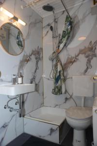 ein Badezimmer mit Dusche, Toilette und Waschbecken in der Unterkunft Pension Eule in Sankt Kanzian am Klopeiner See + 120 Fotos