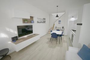 TV a/nebo společenská místnost v ubytování Casa Acquachiara - a due passi dalla spiaggia