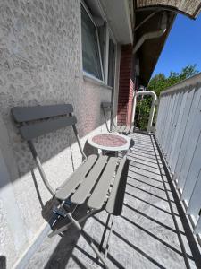 une chaise et une table sur une terrasse couverte dans l'établissement Sasha Duplex Apartment, à Skopje