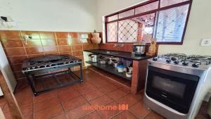 a kitchen with a stove and a stove top oven at Chacara em Cássia com Piscina e Lago in CÃ¡ssia