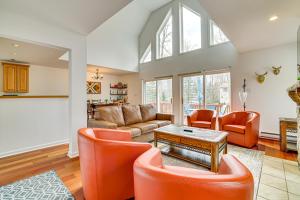 Χώρος καθιστικού στο Hot Tub and Decks Tree-Lined Retreat in Pocono Lake