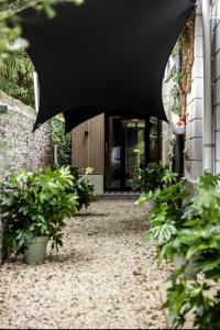 un paraguas negro delante de un edificio en Villa V Petit Hôtel, en Valkenburg