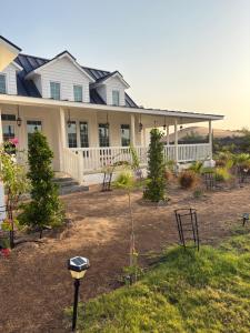 Al KhaznahPrairie的带有日光浴室和花园的房子