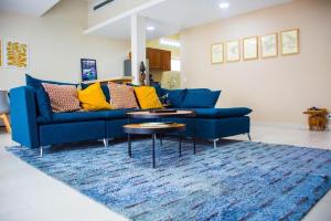 a living room with a blue couch and a table at DIAM appartement in Dakar