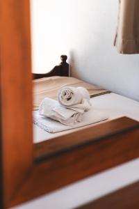 lustrzane odbicie dwóch łóżek z ręcznikami w obiekcie Μpasias Apartments w Paralii Katerinis