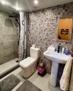 een badkamer met een toilet, een wastafel en een douche bij Beit Tout Guesthouse in Saïda