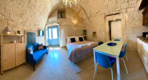 a bedroom with a bed and a desk in a room at Dimora di Leo in Bisceglie +6 photos