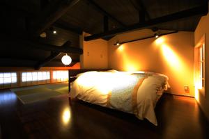 Postel nebo postele na pokoji v ubytování 京一軒町家 さと居 鉄仙 SATOI TESSEN Omiya-Gojo