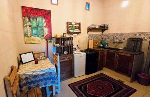 een keuken met een kleine tafel en een koelkast bij Beit Tout Guesthouse in Saïda +23 foto's
