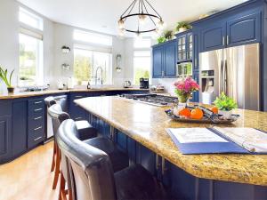 une cuisine avec des armoires bleues et un grand îlot dans l'établissement PNW Red Tail Ridge, à Philomath